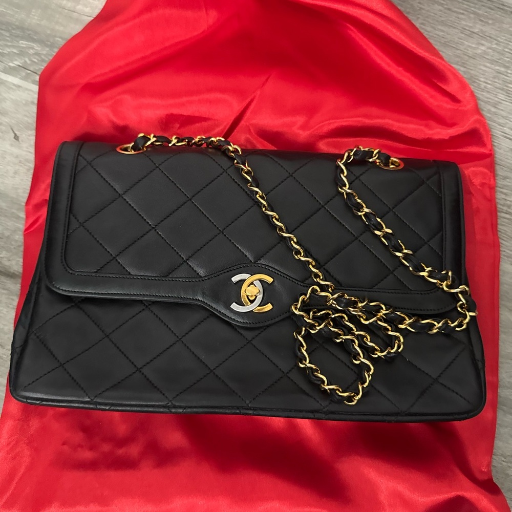 CHANEL Black Quilted Shoulder Bag with Gold Chain
